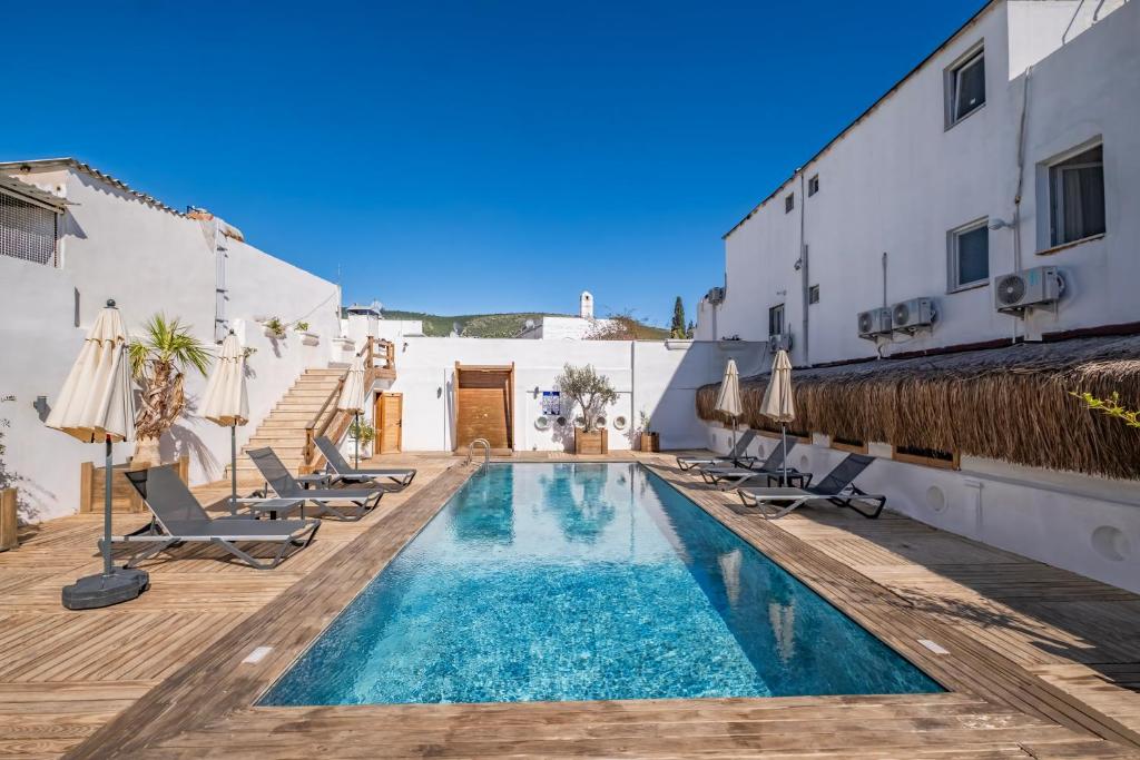 Costa Viva Hotel havuz alanı